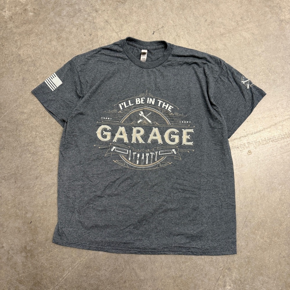 Gildan Mens XL Illβ Be In The Garage Graphic T-Shirt Gray Mechanic Tools Flag